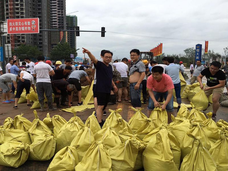 2016年7月20日，集團(tuán)公司組織員工參與“安陽7·19特大洪水”搶險救災(zāi)工作。